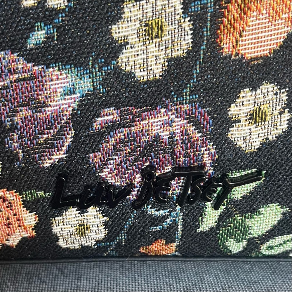 NWT BETSEY JOHNSON STUNNING FLORAL TAPESTRY BAG W/ AWESOME METAL LOGO! - Picture 3 of 8